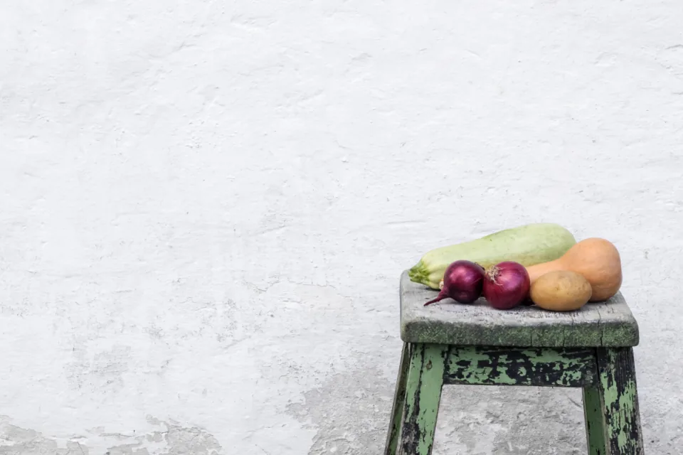 Legumes frescos sobre um banco de madeira